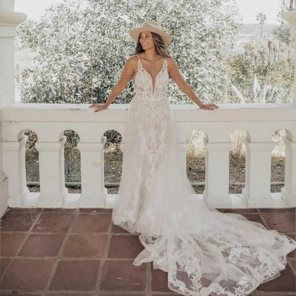 NEW Essence of Australia Lace V-Neckline with Sheer‎ Bodice Wedding Gown D3324